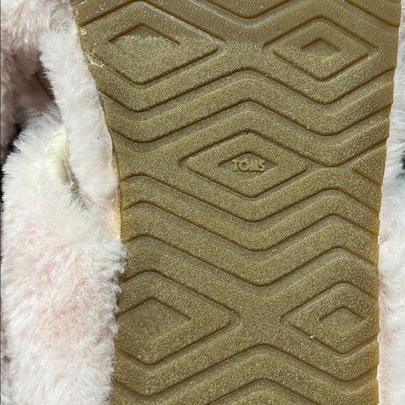 Toms | Pink Fuzzy Slippers - Picture 7 of 7